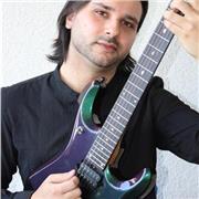 Docente di chitarra impartisce lezioni